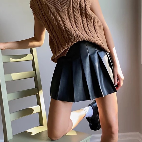 Aritzia Sunday Best Olive Mini 15” Skirt (Black Leather) - Picture 1 of 8